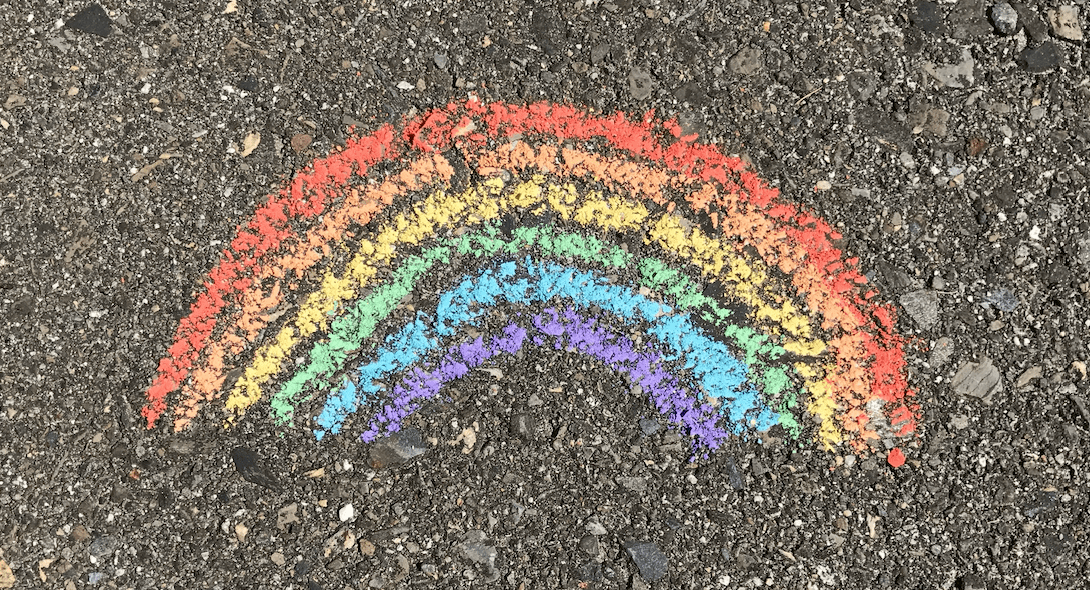 Mit Kreide gemalter Regenbogen für den Weltfrauentag