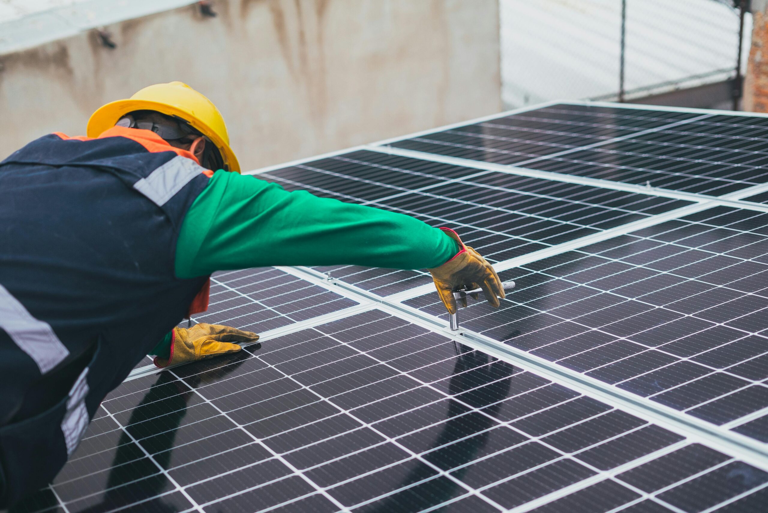 Handwerker installiert Solarpanels