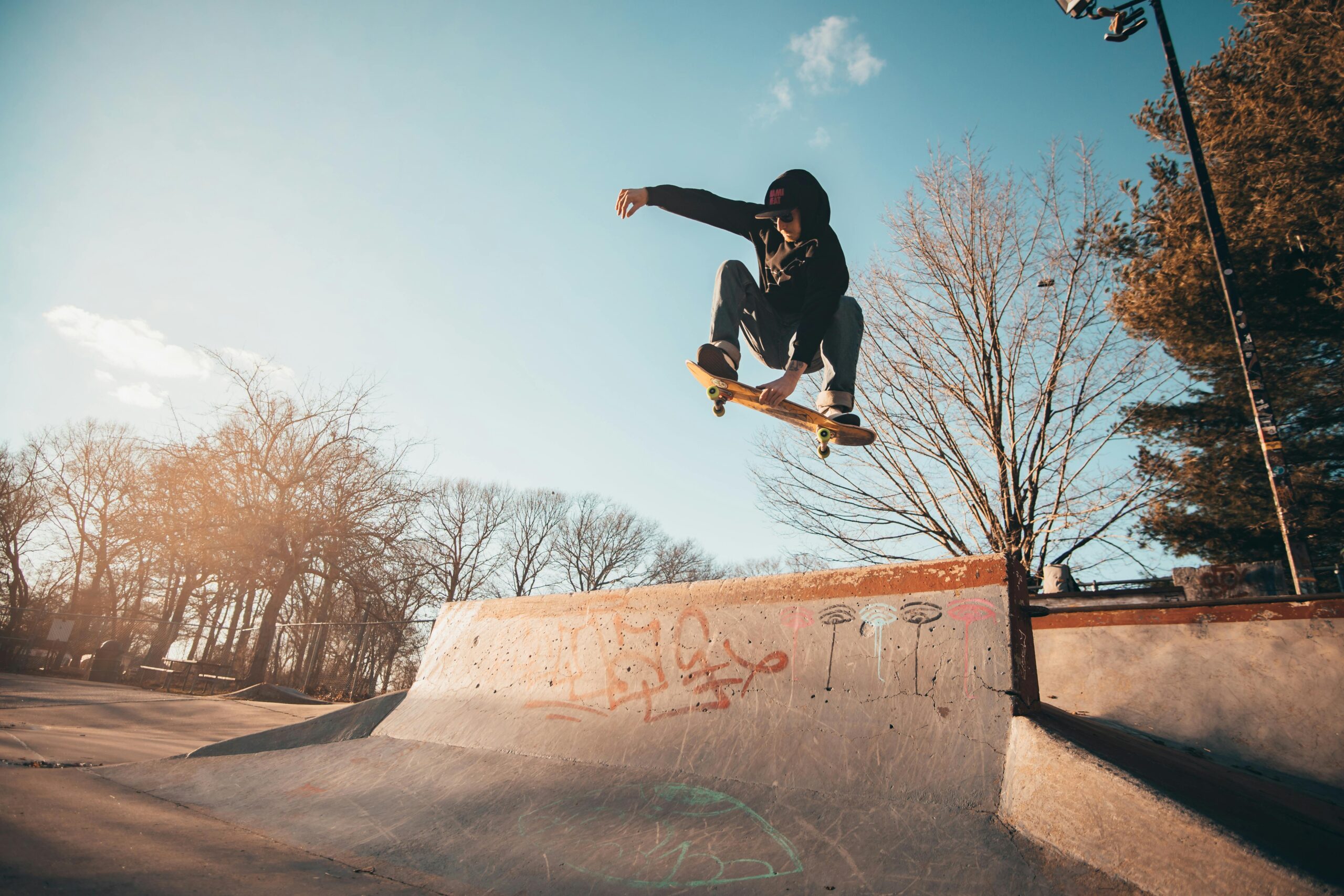 Jugendlicher Skater im Skatepark